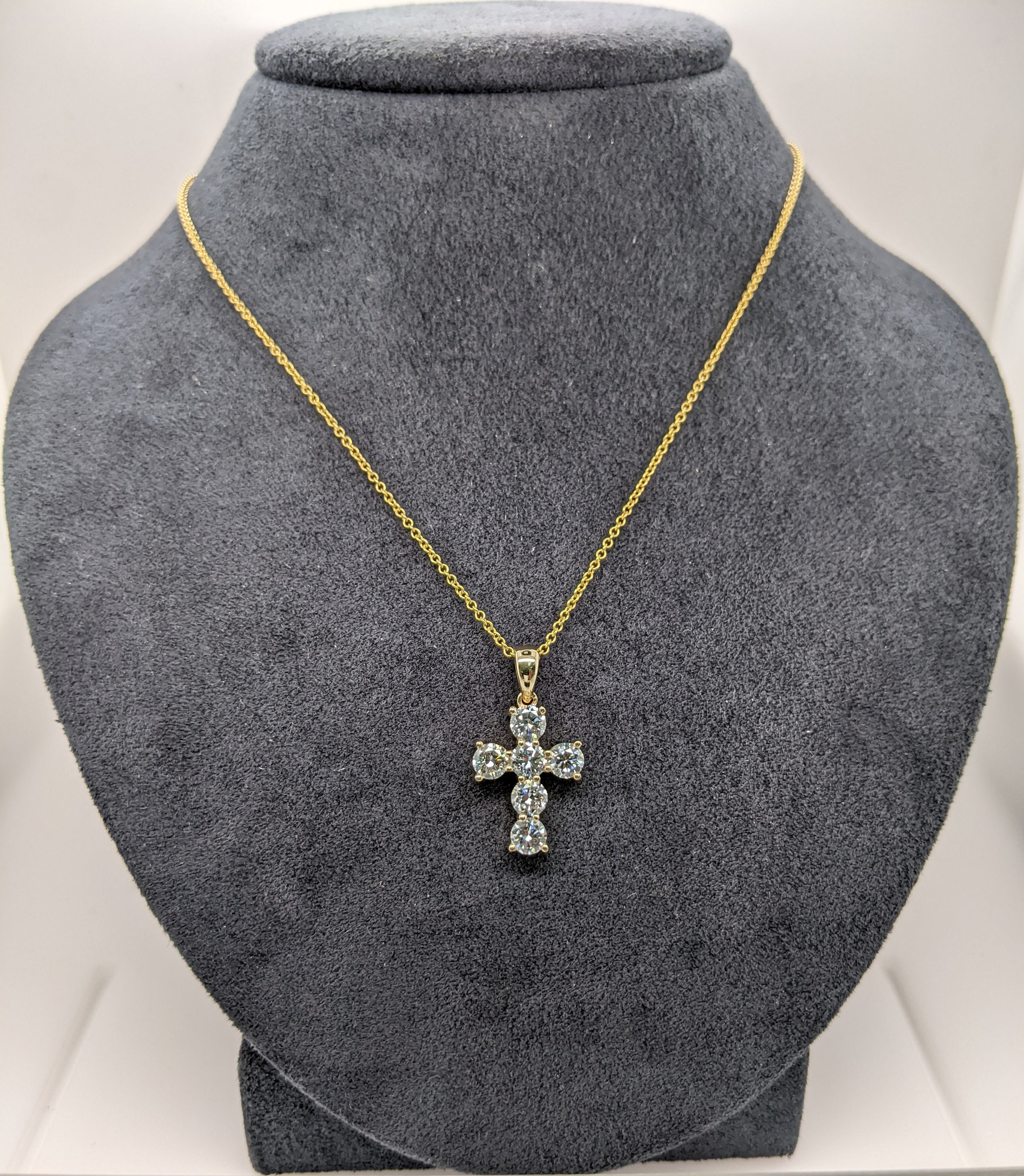 Lab Grown Diamond Cross Pendant Necklace in 14K Gold